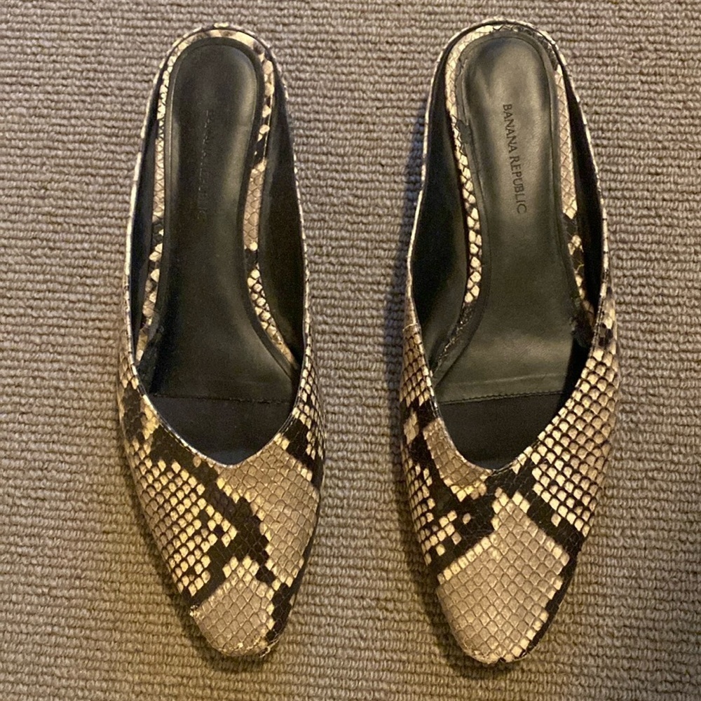 Banana Republic snakeskin slides sz 8